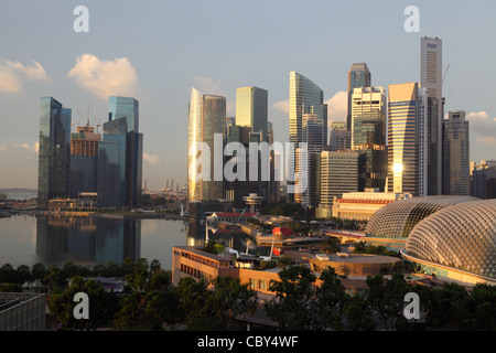 Sonnenaufgang über der Skyline von Downtown Singapur. Viele Wolkenkratzer im Geschäftsviertel sind in Sicht Stockfoto
