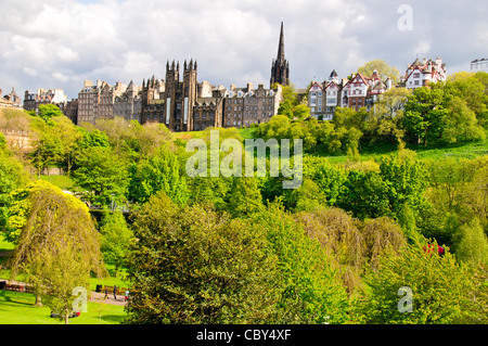 Princess Street Gardens, Zeit Frühlingsblumen, angrenzend an Princess Street, Edinburgh, Schottland Stockfoto