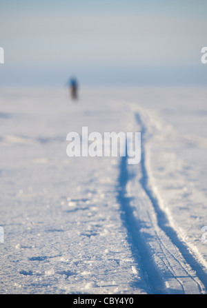 Unscharfe menschliche Figur ein Skilangläufer und seinen Loipe auf Ostsee Eis, Finnland Stockfoto