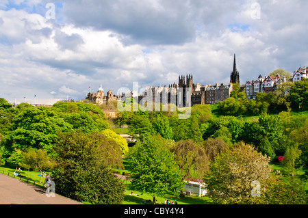 Princess Street Gardens, Zeit Frühlingsblumen, angrenzend an Princess Street, Edinburgh, Schottland Stockfoto