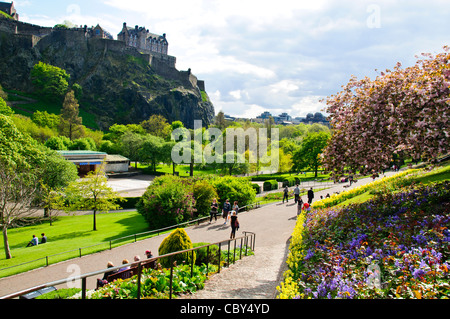 Princess Street Gardens, Zeit Frühlingsblumen, angrenzend an Princess Street, Edinburgh, Schottland Stockfoto