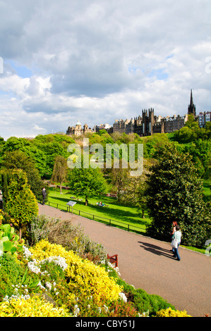 Princess Street Gardens, Zeit Frühlingsblumen, angrenzend an Princess Street, Edinburgh, Schottland Stockfoto