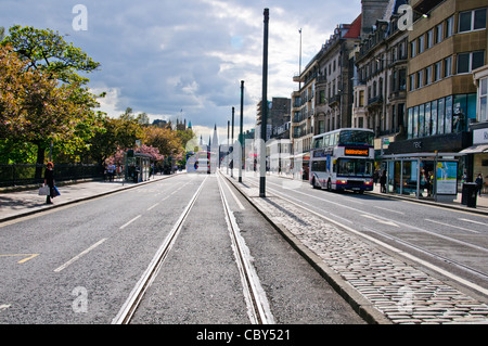 Princess Street, Frühling, angrenzend an Princess Street Gardens, Edinburgh, Schottland Stockfoto