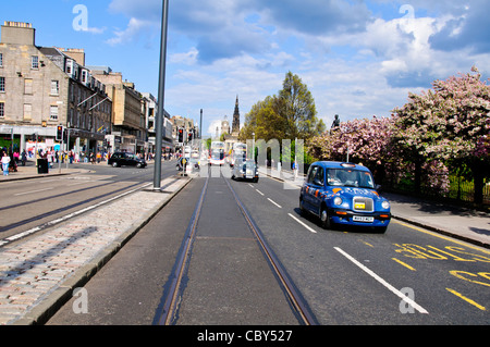 Princess Street, Frühling, angrenzend an Princess Street Gardens, Edinburgh, Schottland Stockfoto