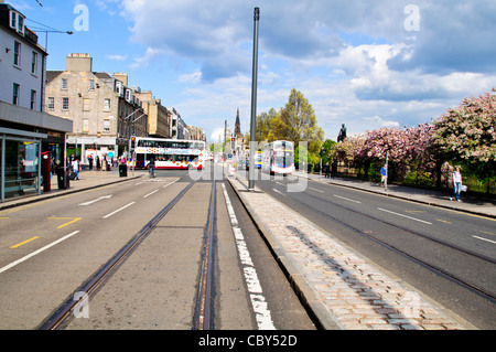 Princess Street, Frühling, angrenzend an Princess Street Gardens, Edinburgh, Schottland Stockfoto