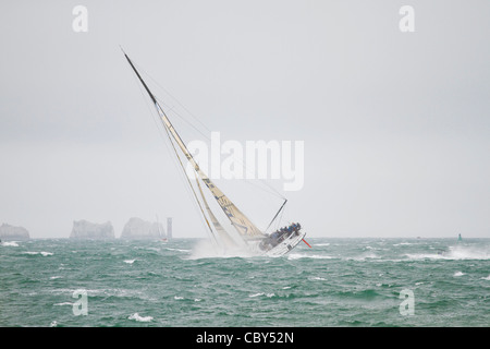 Artemis Ocean Racing Wettbewerb in 2011 J. p. Morgan, runde Insel-Regatta in der Nähe des Leuchtturms von Nadeln, Isle Of Wight. Stockfoto