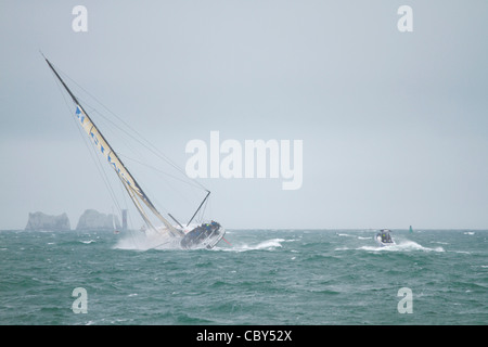 Artemis Ocean Racing Wettbewerb in 2011 J. p. Morgan, runde Insel-Regatta in der Nähe des Leuchtturms von Nadeln, Isle Of Wight Stockfoto