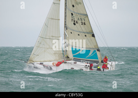 Yacht und Crew im Wettbewerb mit den 2011 J. p. Morgan runden die Insel-Regatta in der Nähe des Leuchtturms von Nadeln, Isle Of Wight. Stockfoto