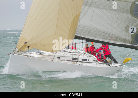 Yacht und Crew im Wettbewerb mit den 2011 J. p. Morgan runden die Insel-Regatta in der Nähe des Leuchtturms von Nadeln, Isle Of Wight. Stockfoto