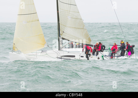 Yacht und Crew im Wettbewerb mit den 2011 J. p. Morgan runden die Insel-Regatta in der Nähe des Leuchtturms von Nadeln, Isle Of Wight. Stockfoto