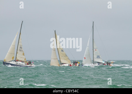 Yachten und Crews, die im Wettbewerb mit den 2011 J. p. Morgan runden die Insel-Regatta in der Nähe des Leuchtturms von Nadeln, Isle Of Wight. Stockfoto