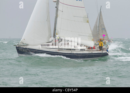 Yacht und Crew im Wettbewerb mit den 2011 J. p. Morgan runden die Insel-Regatta in der Nähe des Leuchtturms von Nadeln, Isle Of Wight. Stockfoto