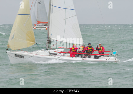 Yacht und Crew im Wettbewerb mit den 2011 J. p. Morgan runden die Insel-Regatta in der Nähe des Leuchtturms von Nadeln, Isle Of Wight. Stockfoto