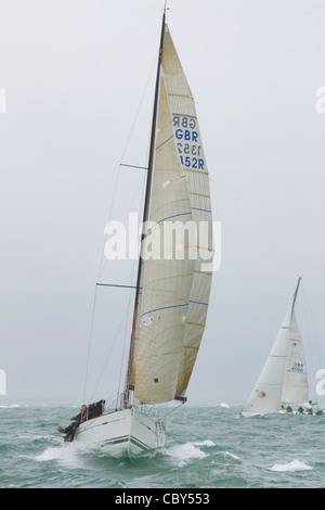 Yachten und Crews, die im Wettbewerb mit den 2011 J. p. Morgan runden die Insel-Regatta in der Nähe des Leuchtturms von Nadeln, Isle Of Wight. Stockfoto