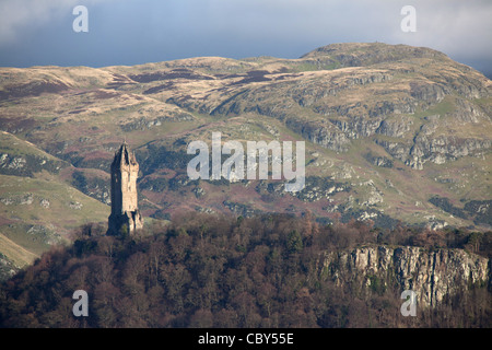 Stadt Stirling, Schottland. Fernsicht auf die John Thomas Rochead ausgelegt, National Wallace Monument. Stockfoto