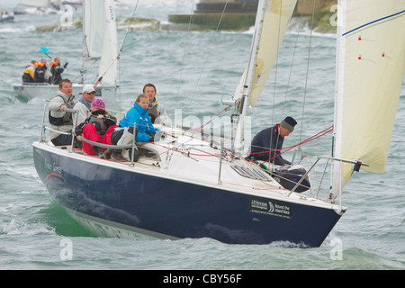 Yacht und Crew im Wettbewerb mit den 2011 J. p. Morgan runden die Insel-Regatta in der Nähe des Leuchtturms von Nadeln, Isle Of Wight. Stockfoto