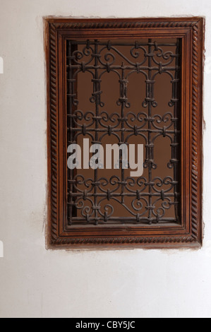 Fensterdetail bei Ali Ben Youssef Medersa in Marrakesch, Marokko Stockfoto