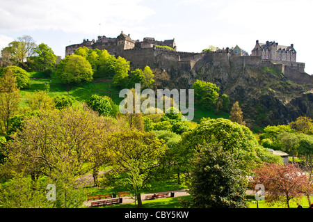 Princess Street Gardens, Zeit Frühlingsblumen, angrenzend an Princess Street, Edinburgh, Schottland Stockfoto