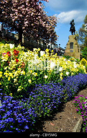 Princess Street Gardens, Zeit Frühlingsblumen, angrenzend an Princess Street, Edinburgh, Schottland Stockfoto