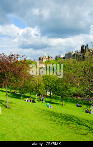 Princess Street Gardens, Zeit Frühlingsblumen, angrenzend an Princess Street, Edinburgh, Schottland Stockfoto