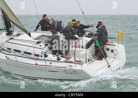 Yacht und Crew im Wettbewerb mit den 2011 J. p. Morgan runden die Insel-Regatta in der Nähe des Leuchtturms von Nadeln, Isle Of Wight. Stockfoto