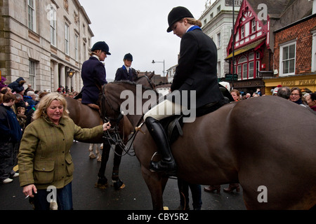 Die Southdown und Eridge Hunt bei ihren jährlichen Weihnachtstag Treffen außerhalb The White Hart Hotel, Lewes, Sussex, England Stockfoto