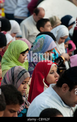 Ägypter feiern Eid el Adha, dem islamischen Opferfest, mit massenhaften Gebete in den Straßen von Kairo Stockfoto