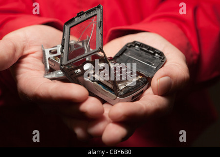Person, die beschädigt Handy Stockfoto