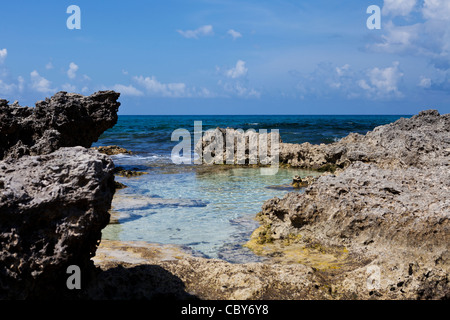 Felsiger Strand auf Isla Mujeres, Mexiko. Stockfoto