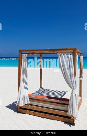 Lounge-Bett mit Baldachin am weißen Sandstrand von Cancun Mexiko Stockfoto