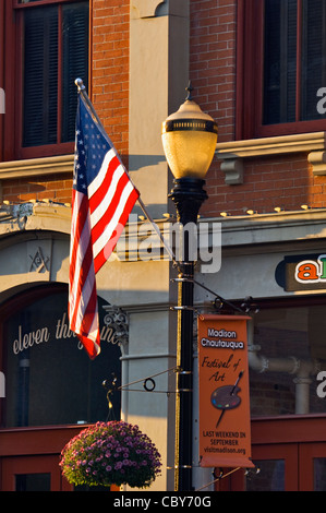 Amerikanische Flagge, Chautauqua Kunst Banner und Blumen auf leichte Post auf der Main Street in Madison, Indiana Stockfoto