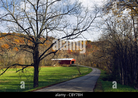 Straße nach Busching überdachte Brücke am Laughery Creek in Ripley County, Indiana Stockfoto