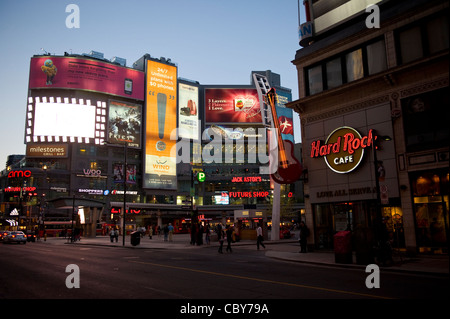 Yonge-Dundas Square in Toronto in der Abenddämmerung 5. Mai 2011. Ein öffentlicher Platz, modelliert nach dem Times Square Tausende von Touristen zieht Stockfoto