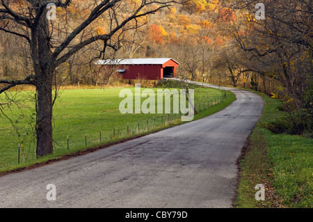 Straße nach Busching überdachte Brücke am Laughery Creek in Ripley County, Indiana Stockfoto