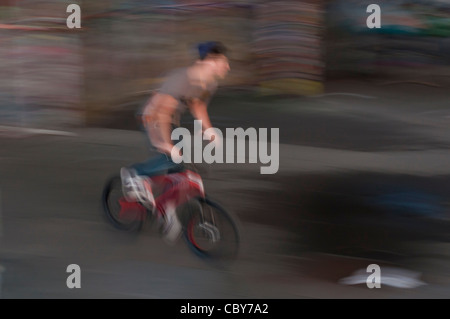 BMX-Fahrer auf der South Bank, London, UK. Sie sind Stunts in der Unterkirche der Royal Festival Hall, einen informellen Rahmen für BMX-Fahrer durchführen. Stockfoto