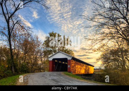 Abendlicht auf die Scipio gedeckte Holzbrücke am Sand Creek in Jennings County, Indiana Stockfoto