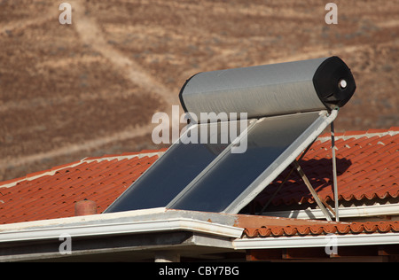 Wasser-Heizung Sonnenkollektoren auf dem Dach Stockfoto