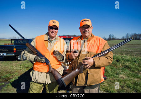 Zwei Upland Vogel Jäger posiert mit Schrotflinten und Wachtel Wachtel Stockfoto