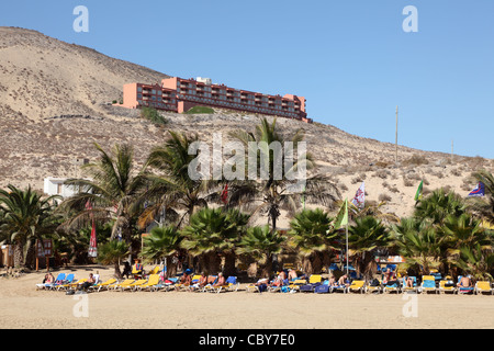 Sonnenliegen am Strand Playa de Sotavento, Kanarischen Insel Fuerteventura, Spanien Stockfoto