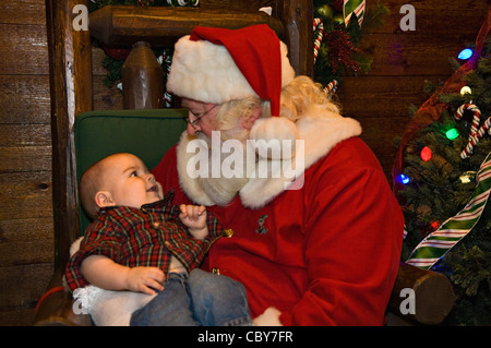 Acht Monate altes Baby Boy mit Santa Claus Stockfoto