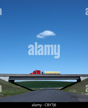 Truck und Trailer auf Brücke Stockfoto