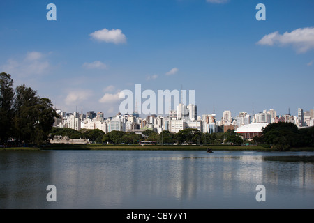 See der Ibirapuera Park mit Gebäuden im Hintergrund, Sao Paulo, Brasilien Stockfoto