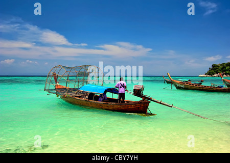 Seezigeuner Position heraus seinen Fisch festzulegende fallen von Koh Lipe, einer kleinen Insel im südlichen Teil von der Andamanensee in Thailand. Stockfoto