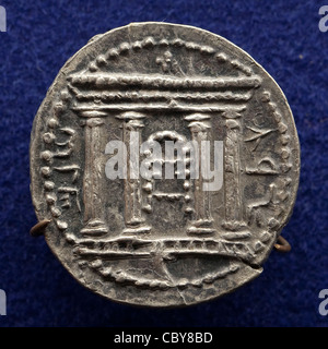 Alte Münze aus der Zeit des Bar Kokhba-Aufstandes (ca. 132 u.z.) mit einem Bild des jüdischen Tempels in Jerusalem Stockfoto