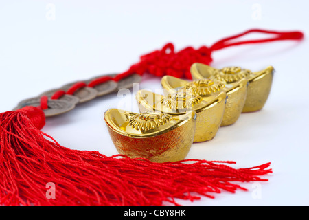 Goldbarren und Kupfermünzen Stockfoto