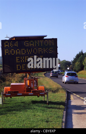 am Straßenrand elektronisches Warnsignal für Baustellen und Verzögerungen auf Straße vor uns in der Nähe von Ganton Scarborough North Yorkshire UK Stockfoto