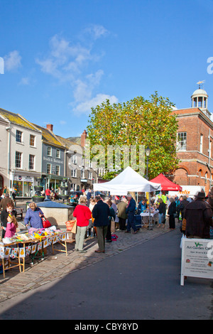 Ständen entlang South Street für die Samstag-Straßenmarkt in Bridport, Dorset, England, UK Stockfoto