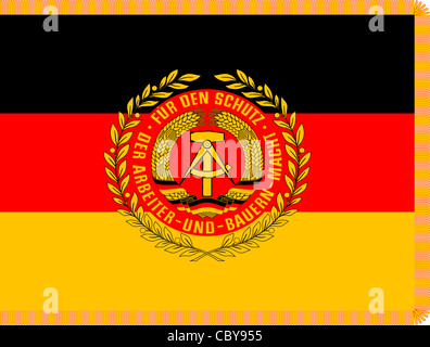 Flagge der nationalen Volksarmee Armee NVA mit dem Wappen der DDR. Stockfoto