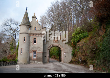 Die alte Brücke von Avon und Schloss Torhaus am Ballindalloch Morayshire, Schottland.  SCO 7818 Stockfoto