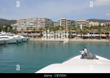 Puerto Portals Marina - Blick von der Flybridge Luxus SANLORENZO SL104 Superyacht - Calvia, Mallorca Süd West / Mallorca Stockfoto